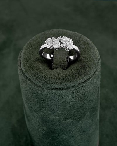 طقم مجوهرات فضي بلمعة الألماس