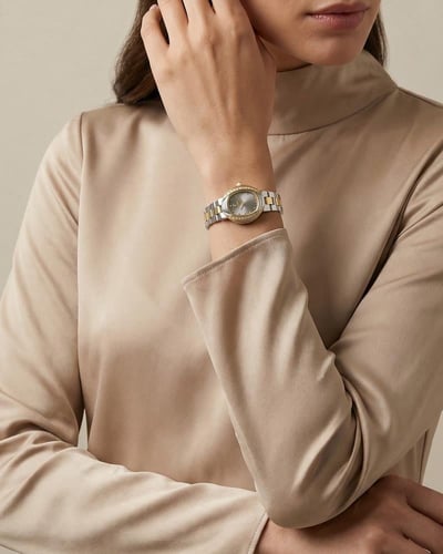 ساعة نسائية من خاتون® تصميم بيضاوي فخم