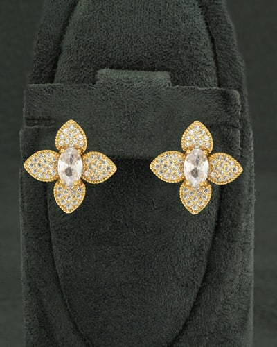 حلق وردة ماسية مزين بفص من الزركون الأبيض