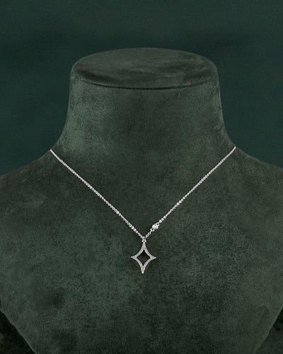 سلسال فضي بتصميم البريق الماسي بلمعة الألماس