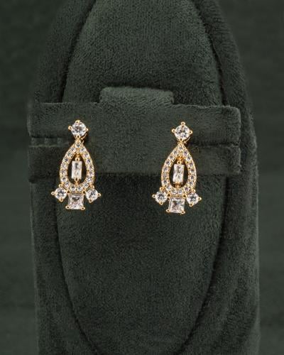 حلق ذهبي مزين بفصوص الززركون اللامعة