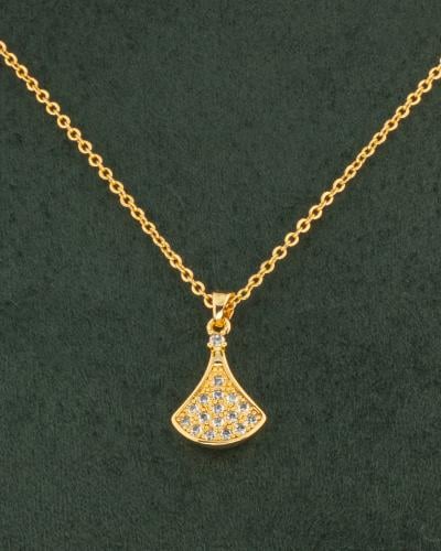 سلسال نسائي ذهبي بتصميم عربي بلمعة الألماس