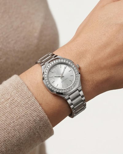 ساعة خاتون الفضية بتصميم كلاسيكي ونقش إغريقي