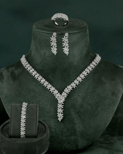 طقم زركون للنساء محلى بفصوص الزركون