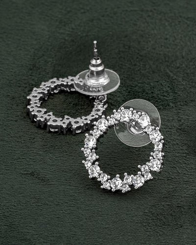 حلق دائري فضي مزين بفصوص الزركون