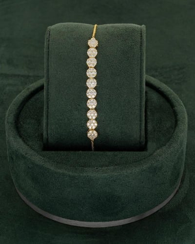 طقم مجوهرات شوكر بتصميم ذهبي متألق بالزركون للمناس...