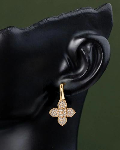 حلق نسائي ذهبي تصميم الوردة بلمعة الألماس