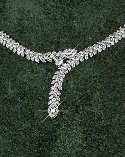 طقم اكسسوار فضي مميز بدموع الورد المرصعة بالزركون...