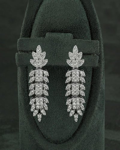 طقم فضي تصميم عصري بلمعة الألماس