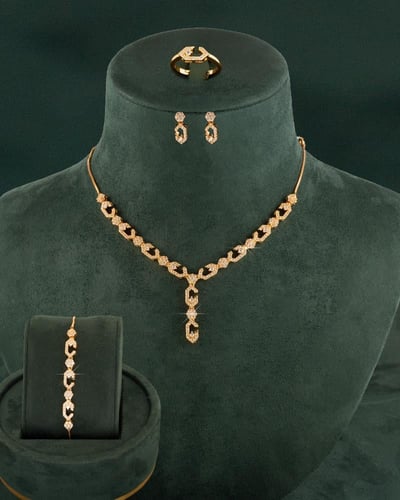 مجموعة خاتون الفاخرة طقم مع ساعة بتصميم ذهبي متناس...