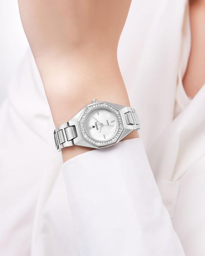 ساعة نسائية فضية مزينة بالزركون