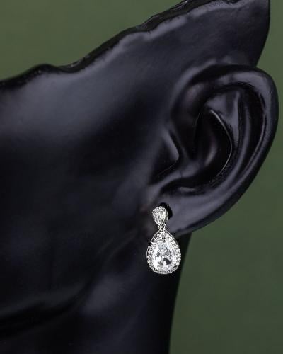 حلق نسائي فضي بتصميم ناعم بلمعة الألماس