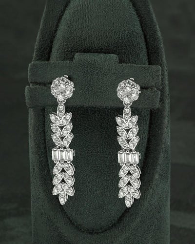 طقم اكسسوار فضي للنساء مزين بقصوص الزركون