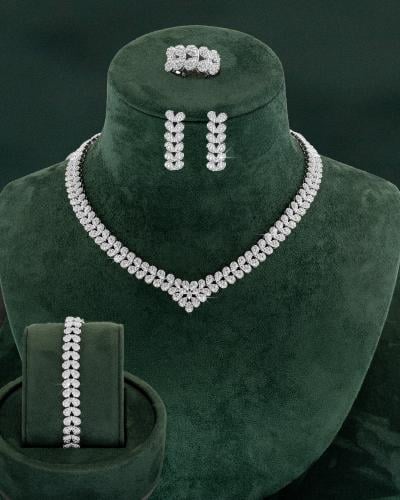 طقم فضي أنيق بلمعة الألماس للمناسبات