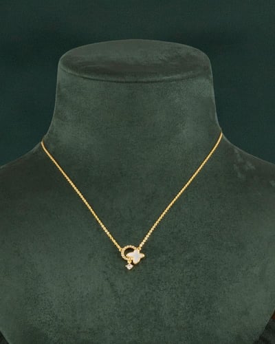 سلسال ذهبي بتصميم مفعم بالانوثة البراقة