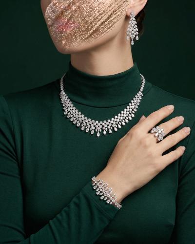 طقم فضي فاخر من الزركون لعاشقات التألق