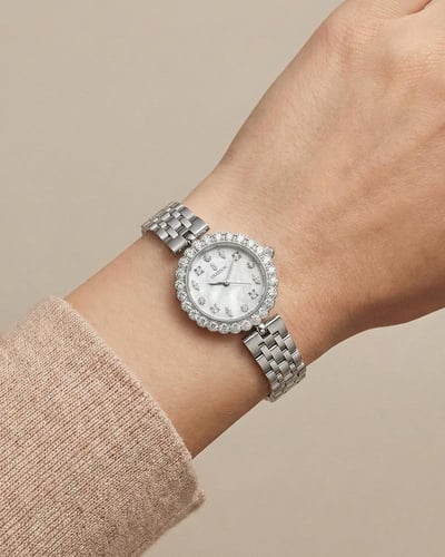 ساعة فضية من خاتون® تصميم كلاسيكي بإطار ماسي