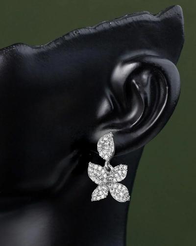 حلق زهرة الخريف المزينة بالزركون بتصميم ماسي