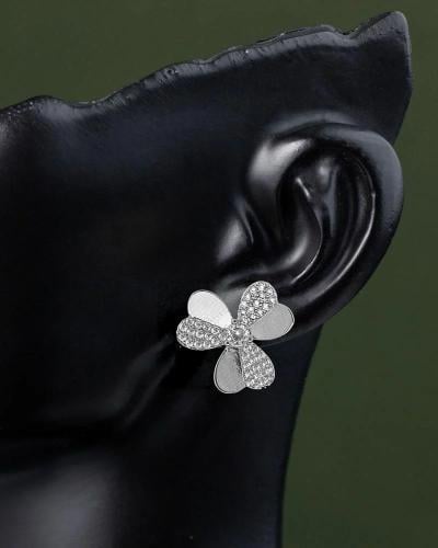 حلق نسائي فضي تصميم الزهرة بلمعة الألماس