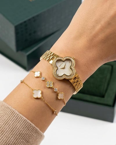 طقم ساعة وأساور فاخرة بلون ذهبي و تصميم عالمي مرصّ...