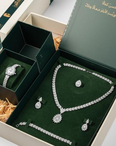 بوكس ملكي - طقم مجوهرات فاخر مرصع مع ساعة راقية