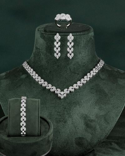 طقم مجوهرات نسائية بتصميم الماس للمناسبات