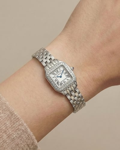 ساعة فضية من خاتون بتصميم عصري ناعم