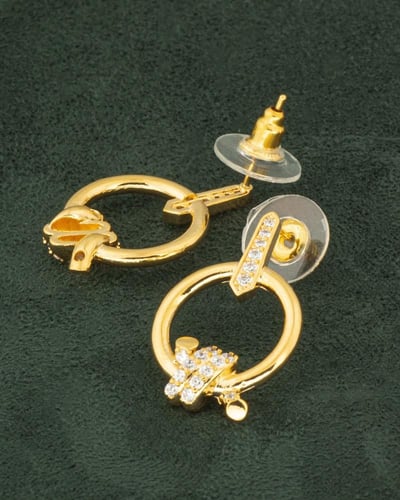 أقراط الاذن بتصميم عصري كاجوال مزينة بالزركون