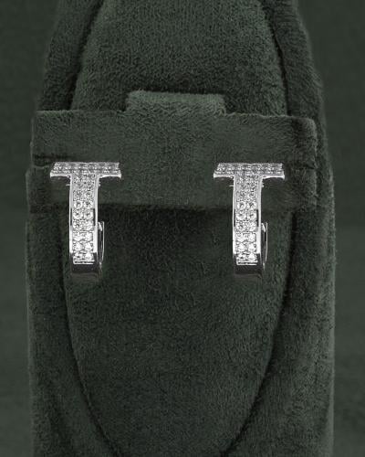 أقراط فضية على شكل حرف t مرصعة بالزركون