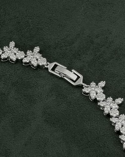 طقم نسائي فضي مزين بفصوص الزركون الأبيض