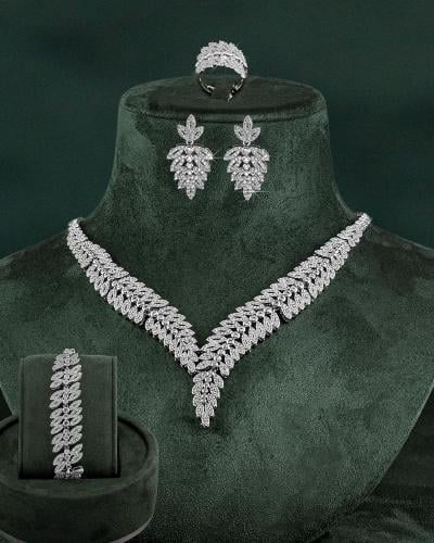طقم مجوهرات نسائية فاخر مرصع بالزركون