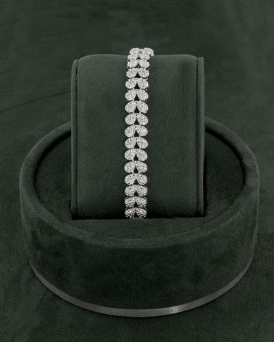 طقم مجوهرات فضية تصميم مميز مزين بفصوص الزركون