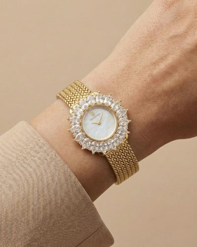 ساعة فاخرة من خاتون بإطار مرصع بفصوص الزركون الماس...