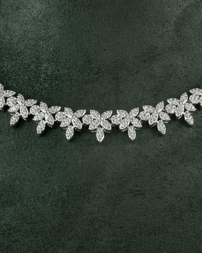 طقم نسائي فضي مزين بفصوص الزركون الأبيض