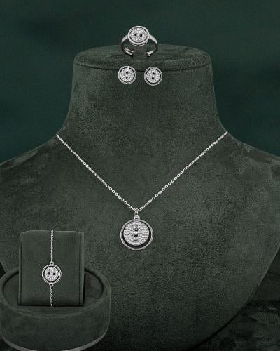 طقم مجوهرات زركون بتصميم فضي ناعم