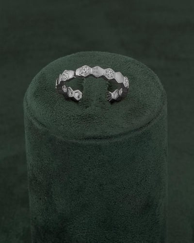 طقم مجوهرات فضي راقٍ بحبات زركون