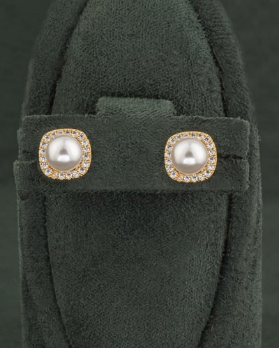 حلق نسائي مزين باللؤلؤ لون ذهبي