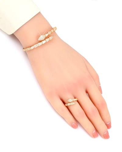 طقم ذهبي من اسوارة وخاتم مرصع بالزركون