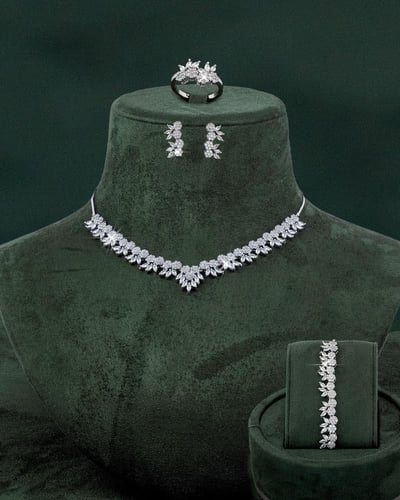 طقم زركون نسائي 5 قطع يتألق بلمعة الألماس