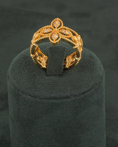 طقم اسوارة وخاتم ذهبي شكل وردة بلمعة الألماس