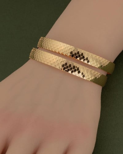 بناجر ذهبية عريضة بلمعة الذهب \ 2 حبة