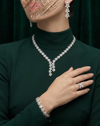 وردة الياسمين -طقم نسائي فضي مزدان بالزركون 5 قطع...