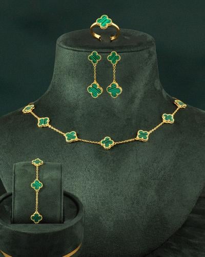 طقم مجوهرات بلمعة الذهب مزينة بوردة خضراء