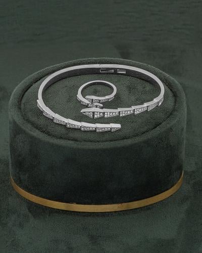 طقم ماسي من اسوارة وخاتم بتصميم ناعم