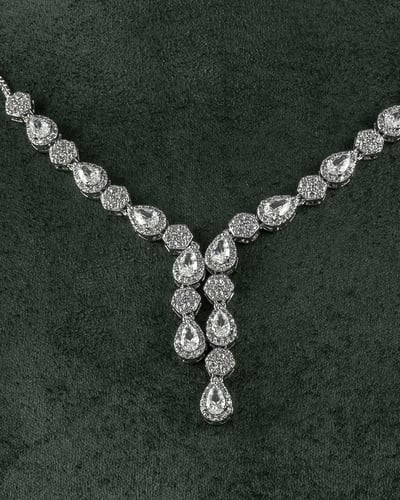 طقم شوكر نسائي مرصع بحبات الزركون الماسية