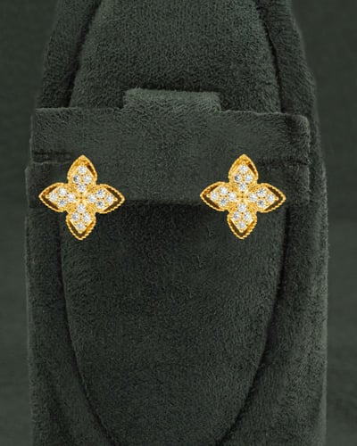 حلق وردة ذهبي بتصميم ماسي انيق