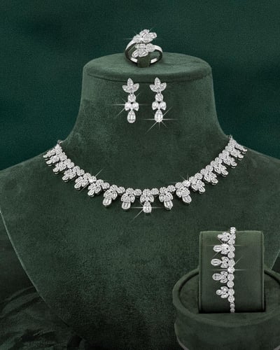 طقم زركون فاخر مزدان بلمعة الألماس للمناسبات