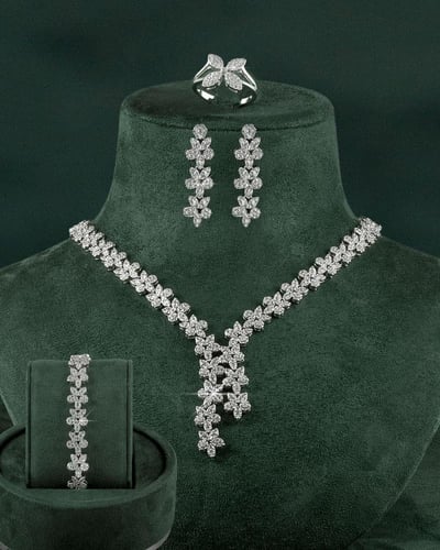 وردة الياسمين -طقم نسائي فضي مزدان بالزركون 5 قطع...