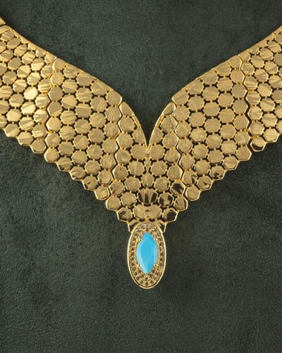 طقم فاخر بلمعة الذهب بتصميم جناحي الصقر رمز القوة...