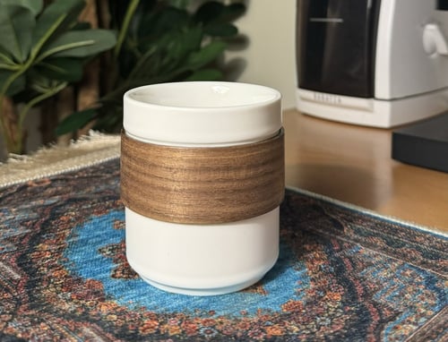 كوب سيراميك بمقبض من الخشب الطبيعي